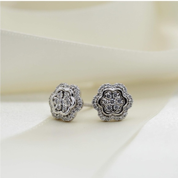 14k Diamond Clover Stud Earrings Floral Cluster - Picture 6 of 8